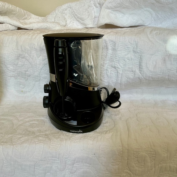Waterpik complete care 5.0 ,only comes with the water flosser - Picture 4 of 7